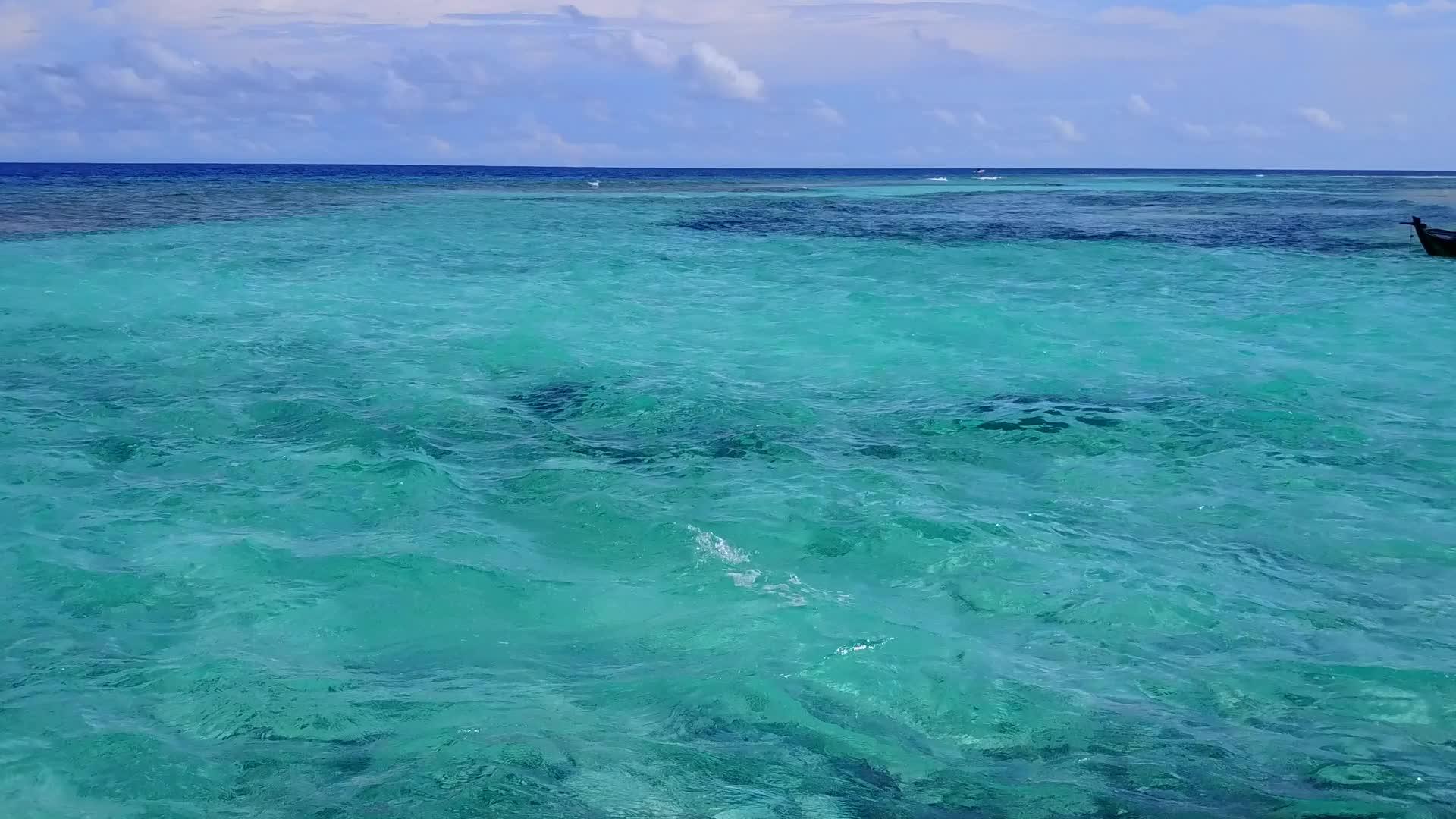 天堂岛海滩的无人机被白色沙质背景的蓝色泻湖打破视频的预览图