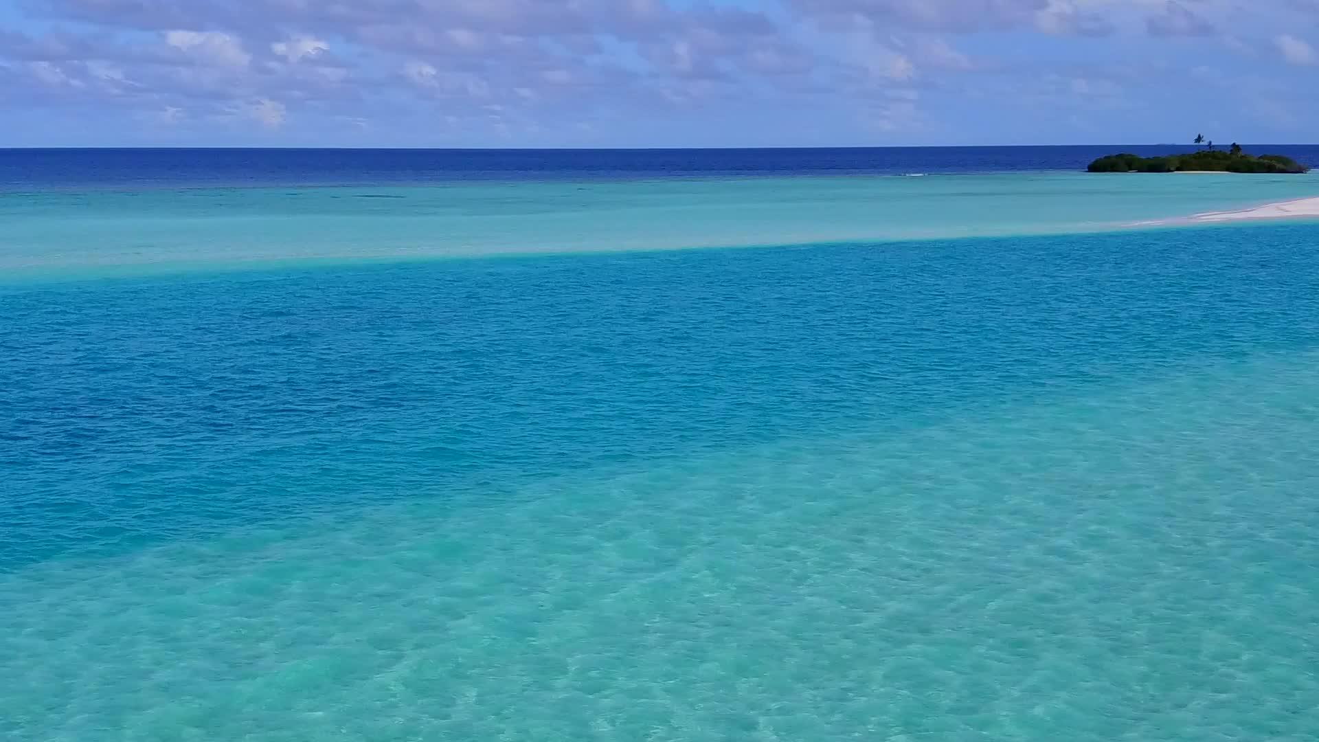 以清沙为背景的深蓝清沙背景的深蓝色水视频的预览图