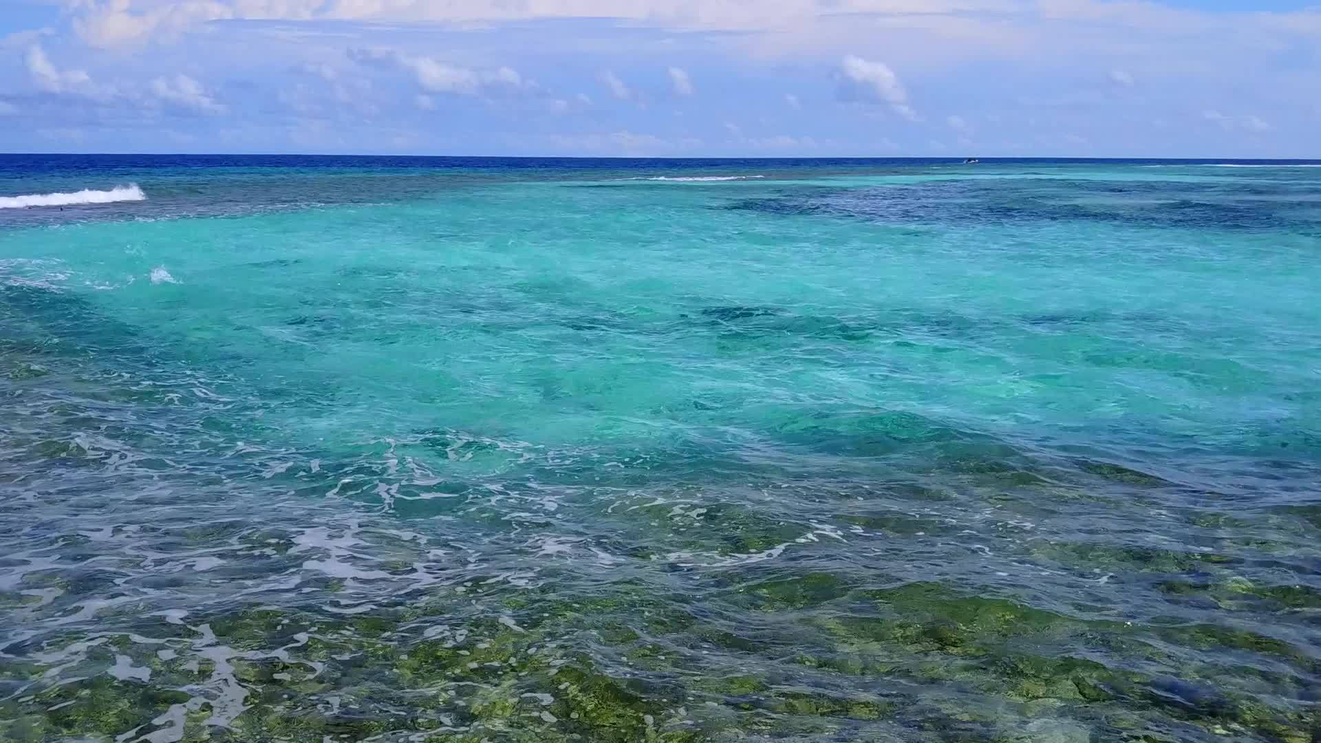 基于浅水和清洁沙滩背景的土壤岛屿海滩生活方式视频的预览图