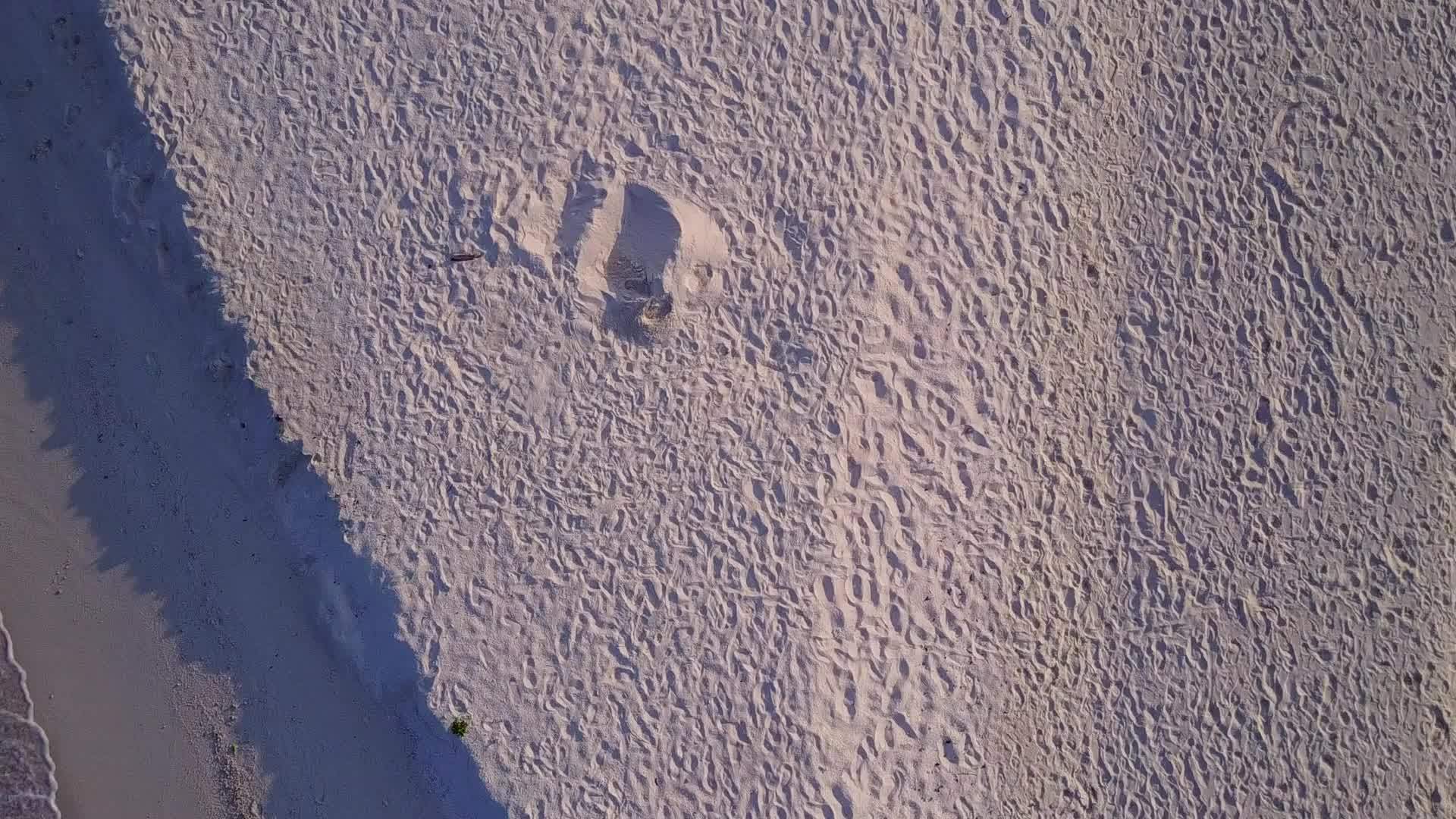 豪华海滩时间清海和白蓝海无人飞行飞机视频的预览图