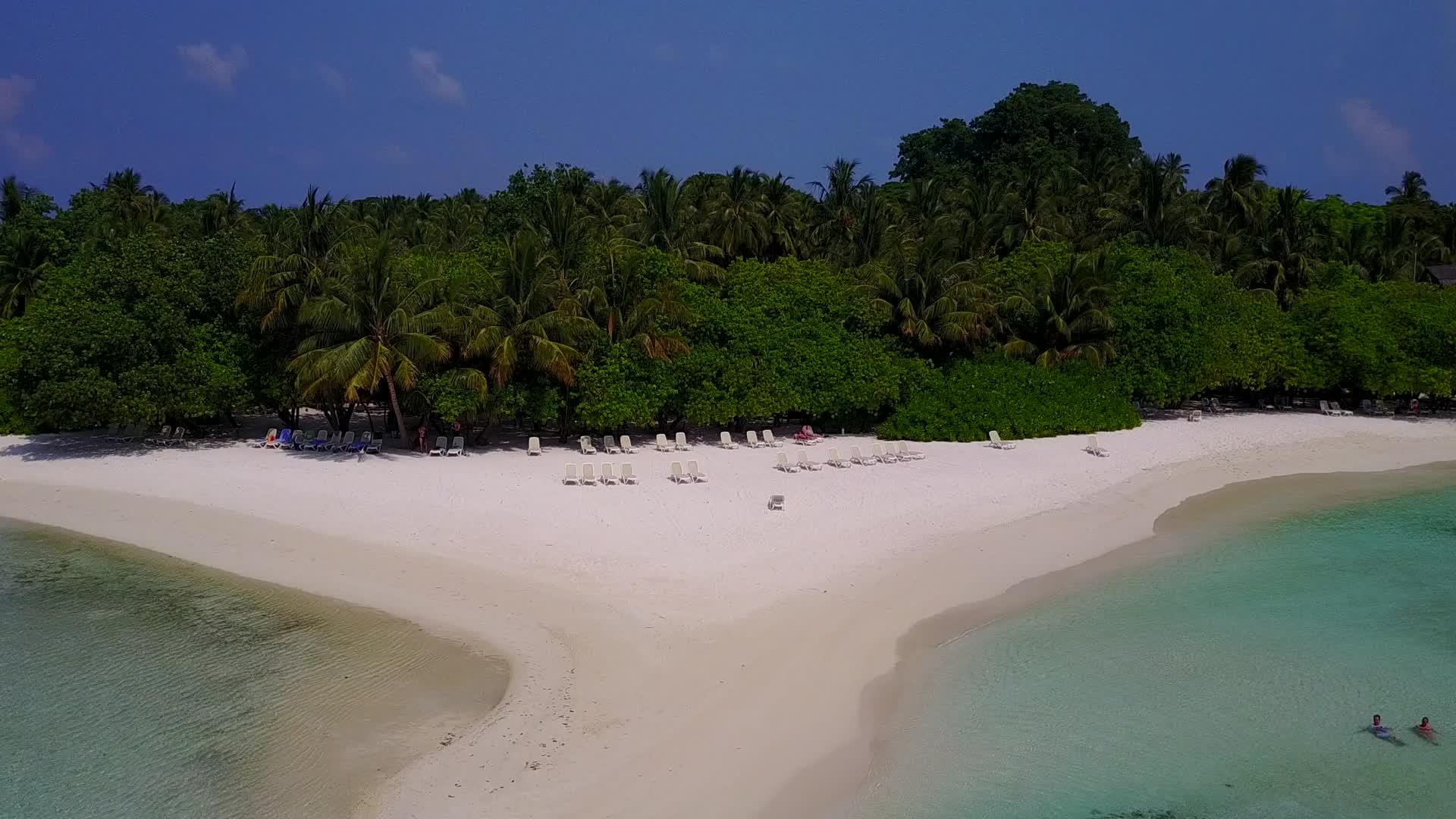 空中无人驾驶飞机豪华海岸海滩冒险风景绿色海白色沙背景视频的预览图