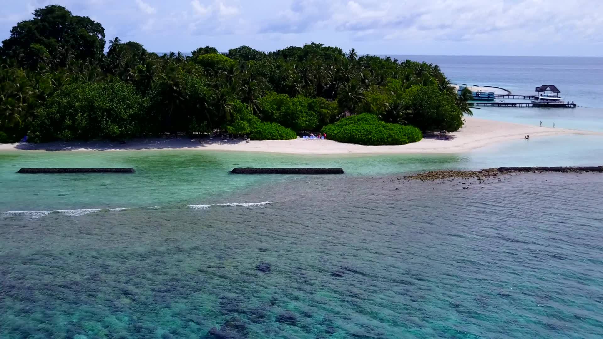 蓝色海洋和白色海滩的海平面空中无人驾驶飞机视频的预览图