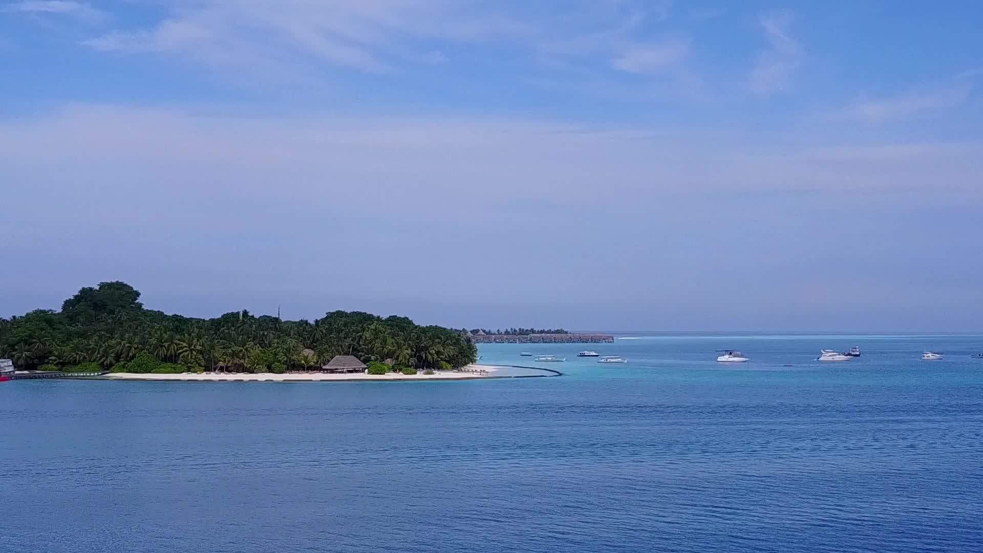在绿松石海和白沙的背景下热带海岸海滩的无人机空中景观视频的预览图