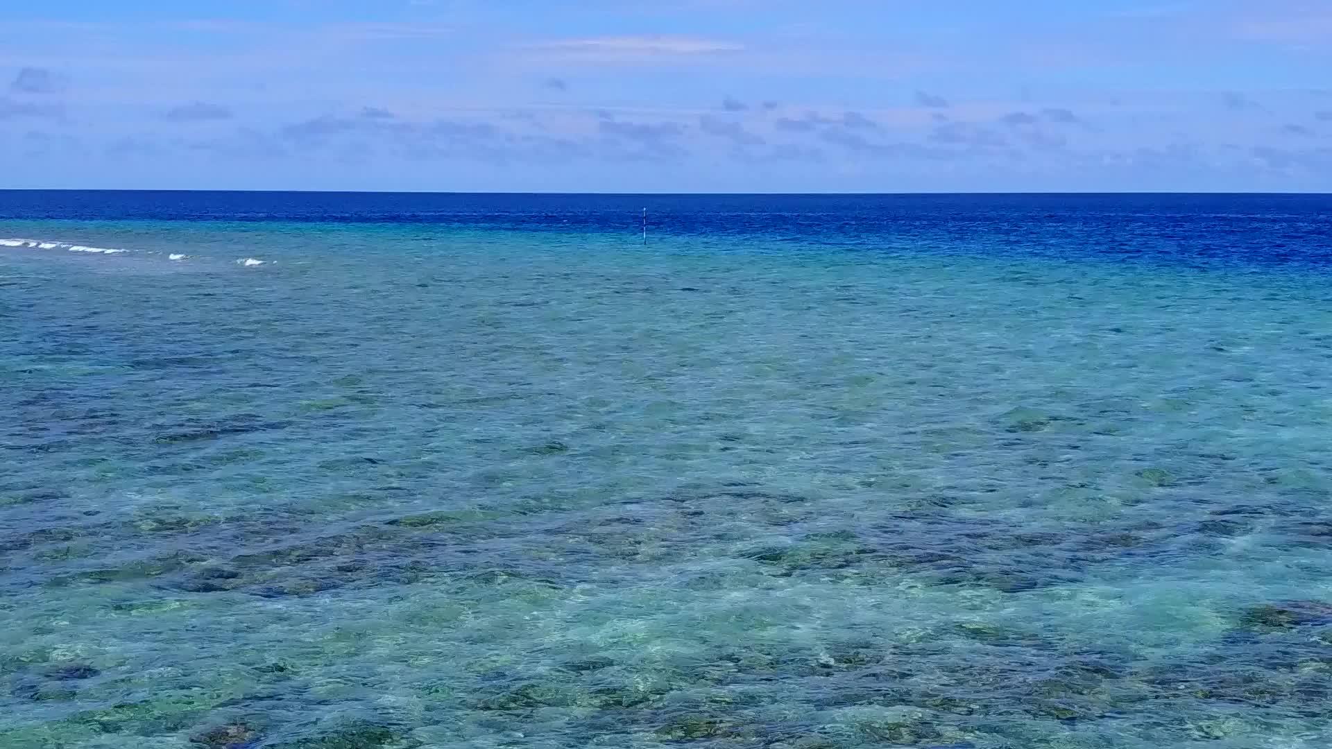 热带环礁湖海滩由深蓝色水蓝环礁组成背景为白色沙子视频的预览图
