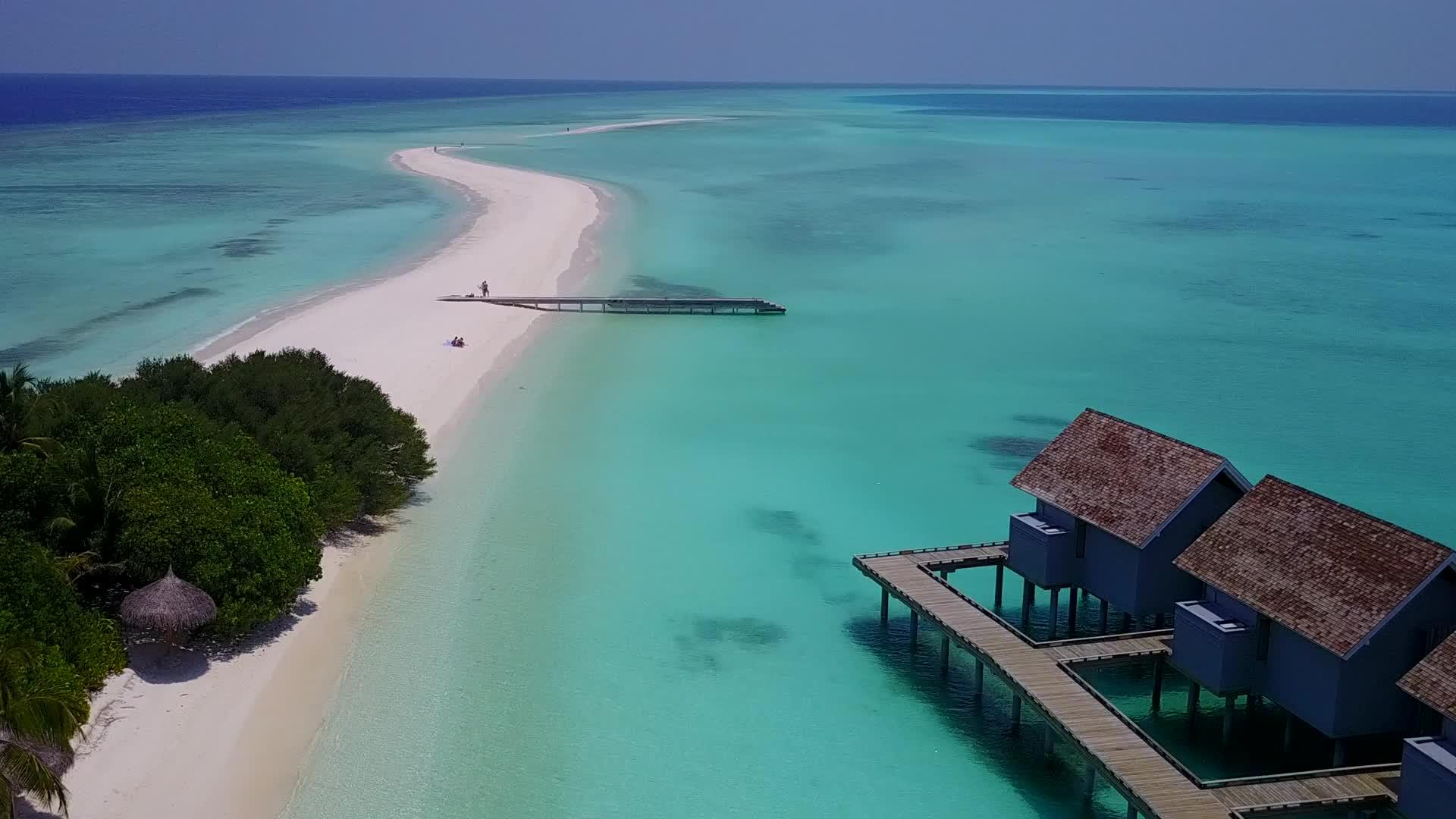 绿松石海洋和白色海滩背景的海洋旅游海滩度假无人机视频的预览图
