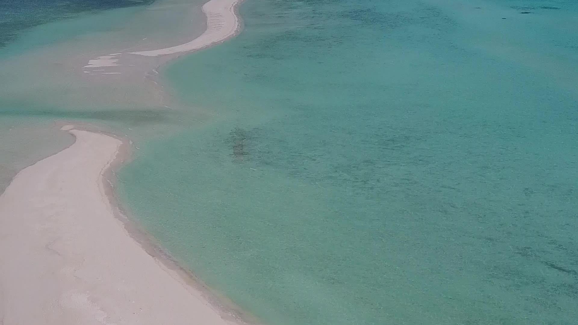在蓝绿色海洋和干净沙质的背景下无人机在热带旅游海滩度假视频的预览图