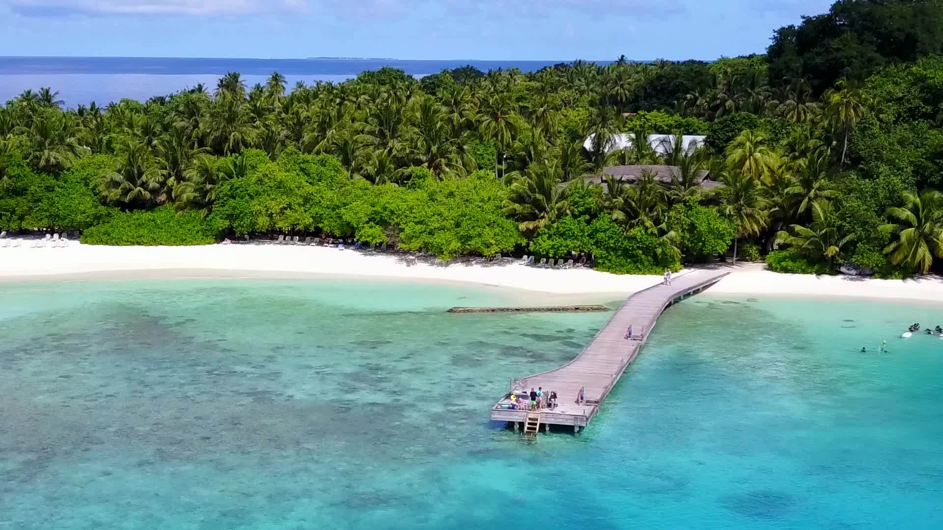 蓝海明沙背景下的海滨沙滩之旅无人机空中海景视频的预览图