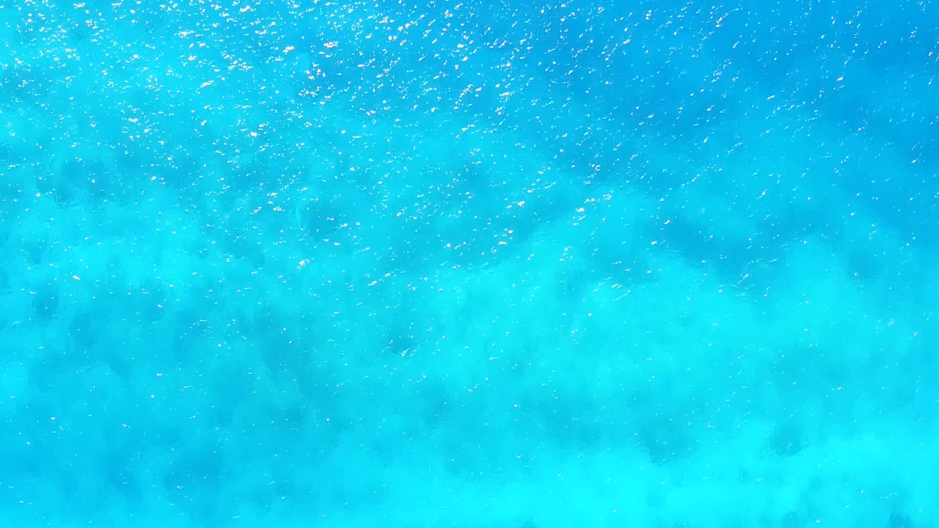 在清水白沙的背景下热带海岸海滩空中无人机旅行视频的预览图