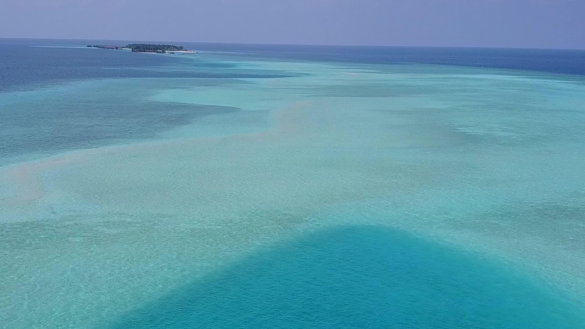 清海岸海滩的白色沙子背景在空中观察抽象的天气空间视频的预览图