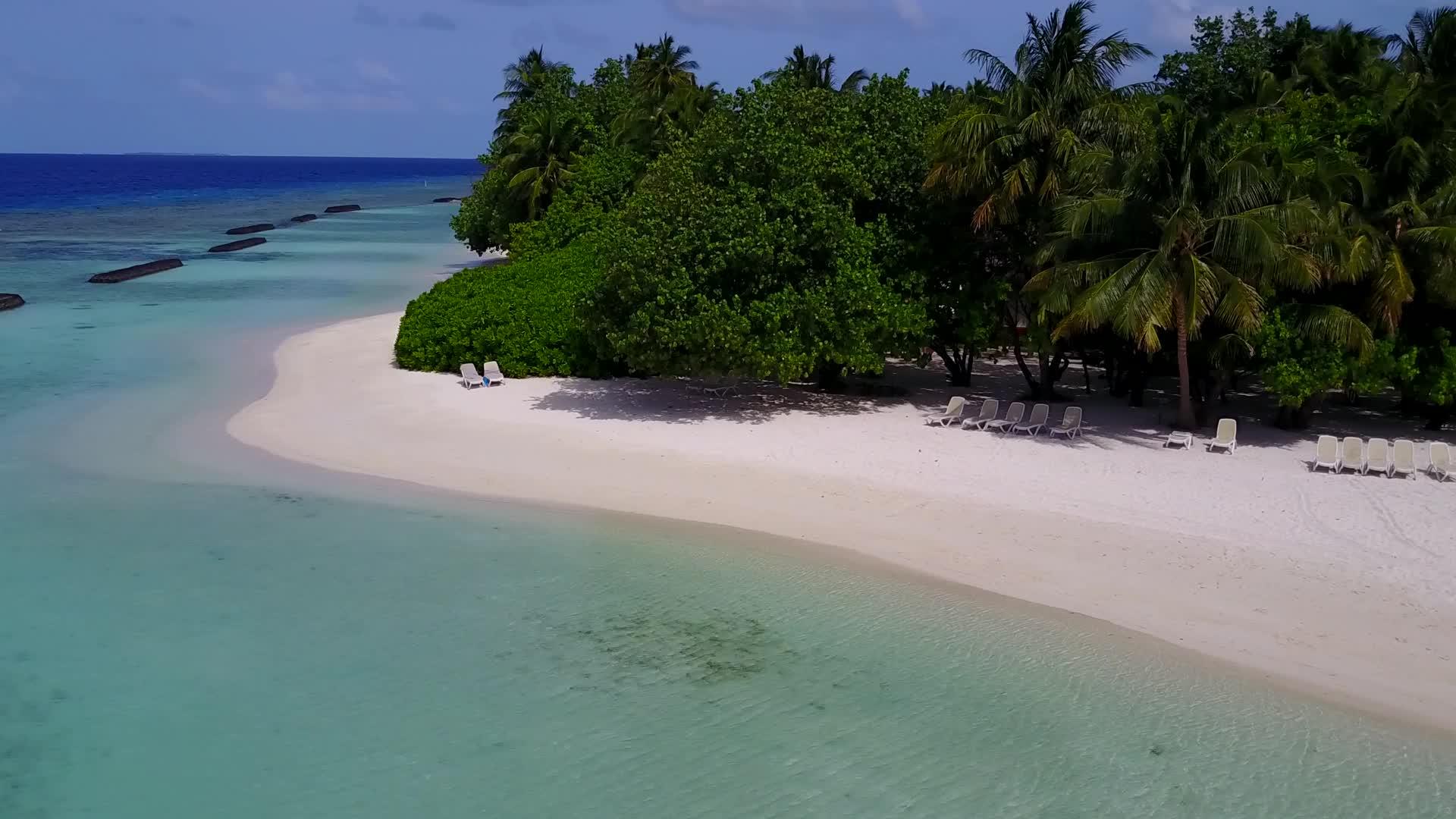 沿着蓝海和白沙的蓝海长途度假胜地海滩景观视频的预览图