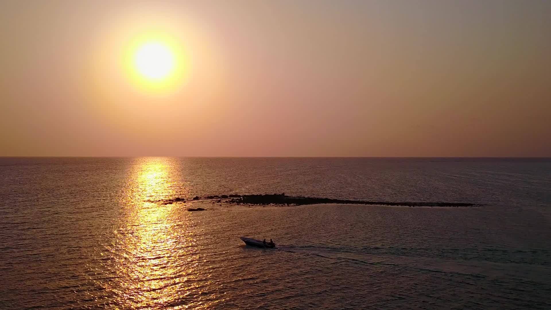 浅海和浅沙背景的浅海仰望天空放松岛屿海滩之旅视频的预览图