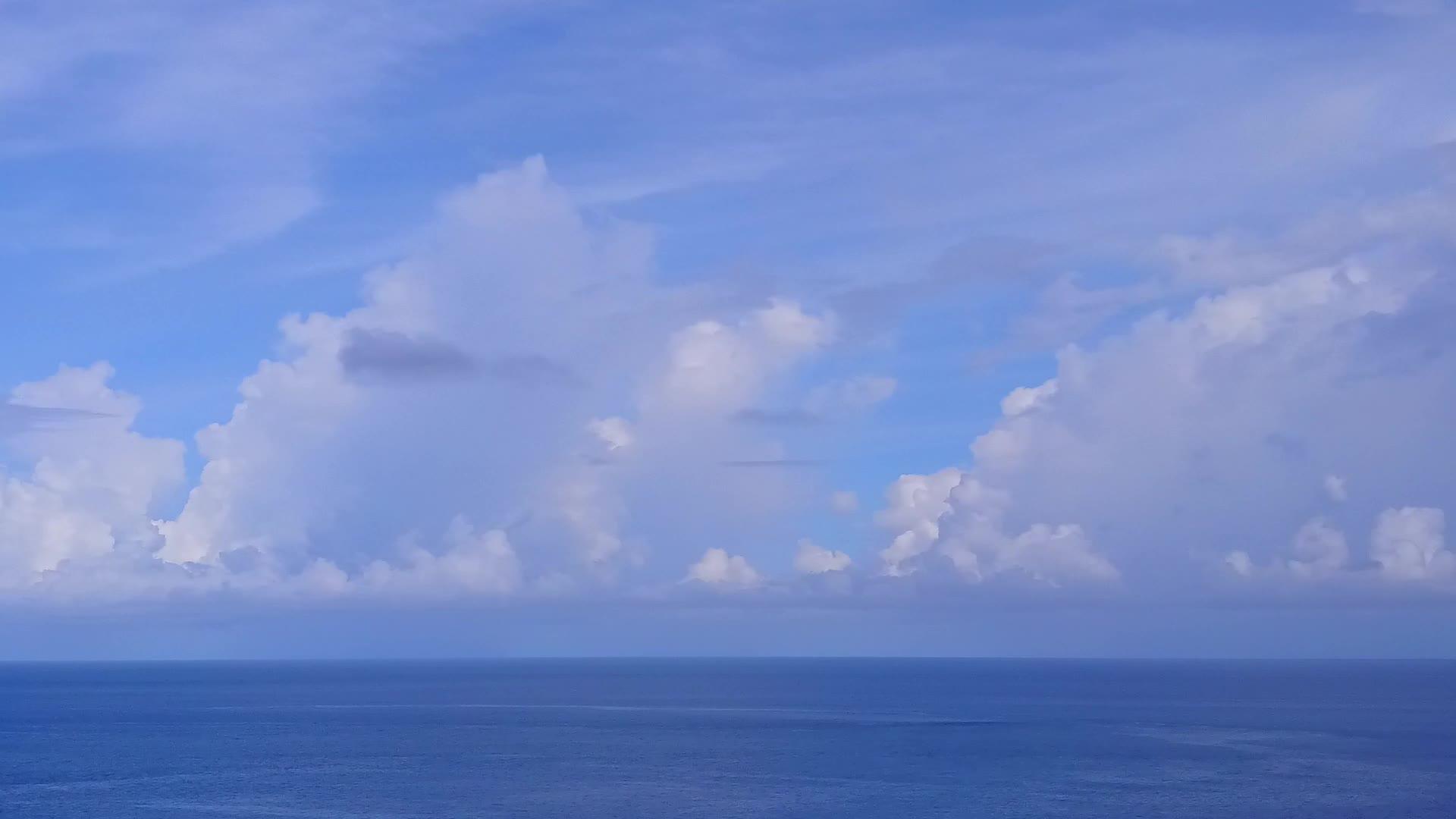 以蓝绿环礁湖和白色沙滩为主题的美丽海湾海滩野生海滩视频的预览图
