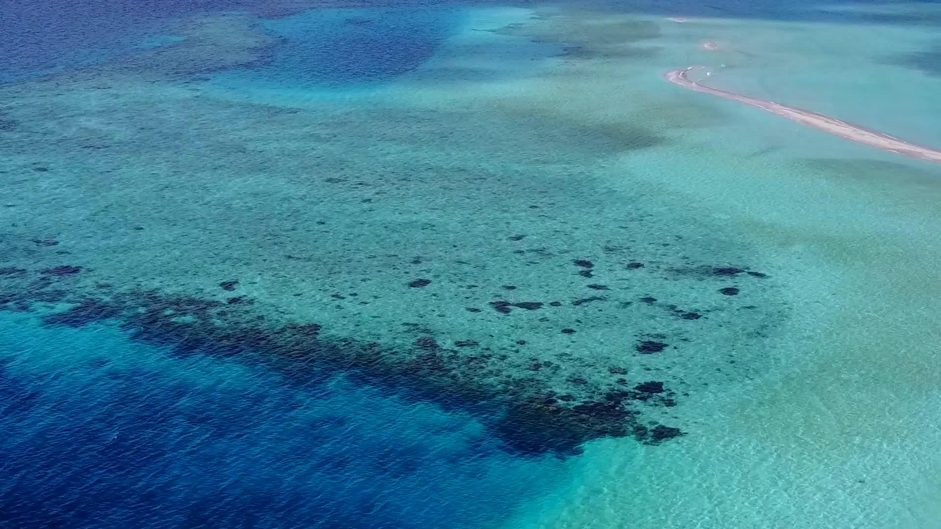 无人驾驶以透明的海洋和白色海滩为背景视频的预览图