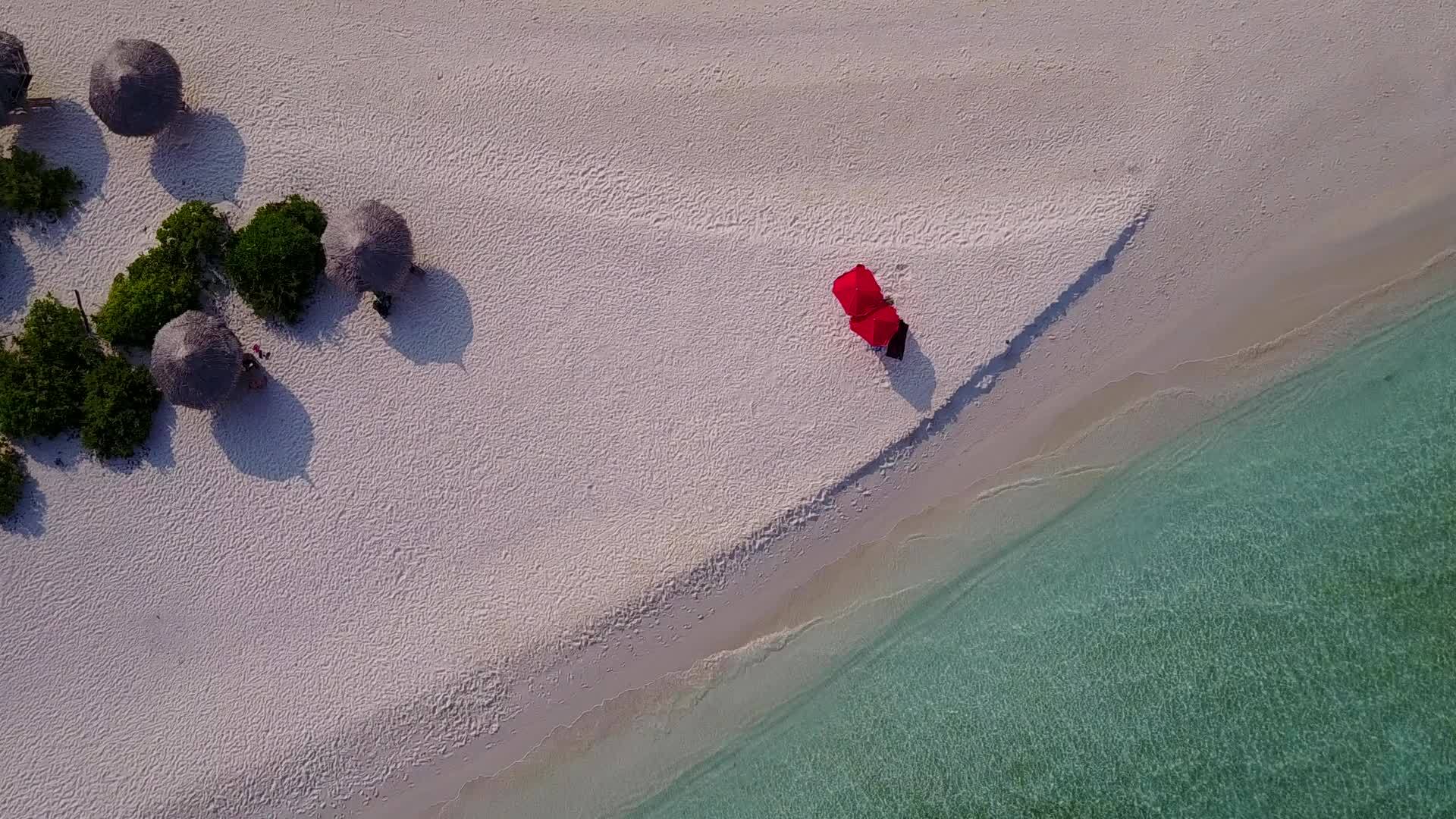 豪华无人驾驶汽车以蓝绿环礁湖和白沙的背景打破了海滩海滩视频的预览图