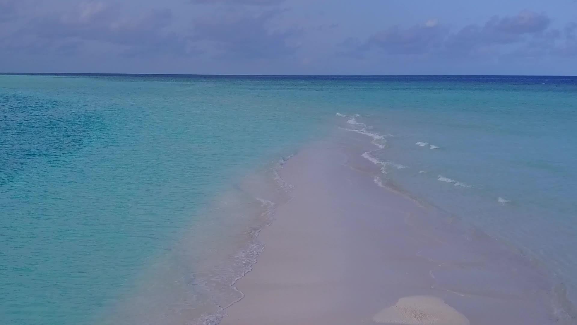 沿海河岸的海滩生活方式以透明的水和清洁的沙土为特征视频的预览图