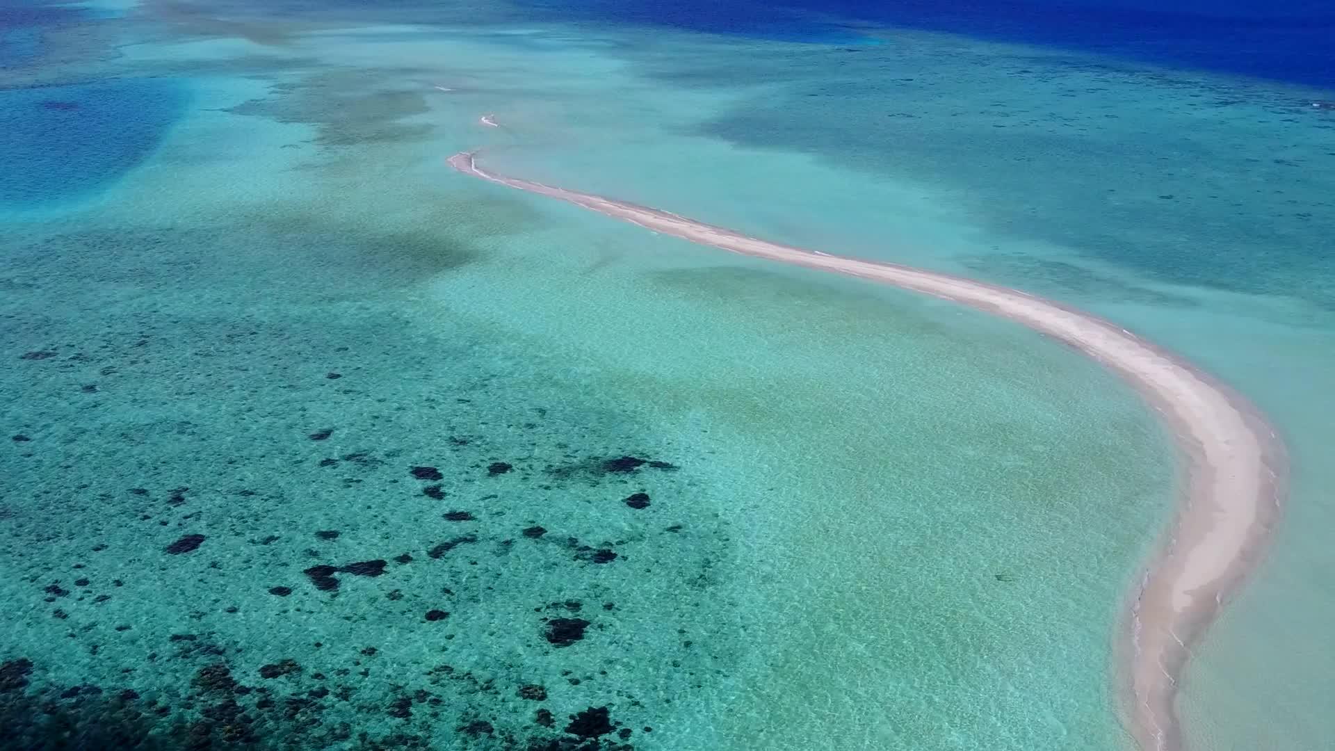 通过蓝色海洋和白色沙底背景放松岛屿海滩时空视频的预览图