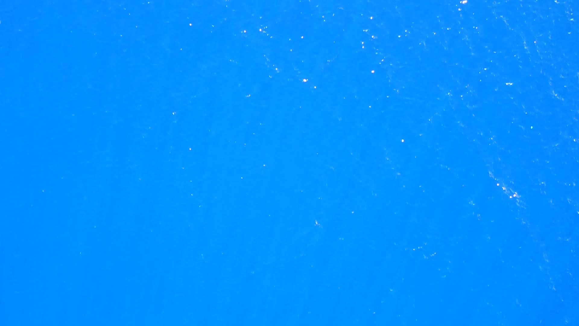 蓝色水礁湖以白色沙土为背景是一个有利的度假胜地视频的预览图