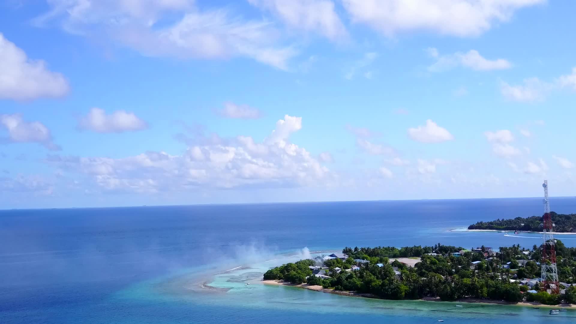 热带海岸线风空气以蓝水和白色海滩的背景打破热带海岸海滩视频的预览图