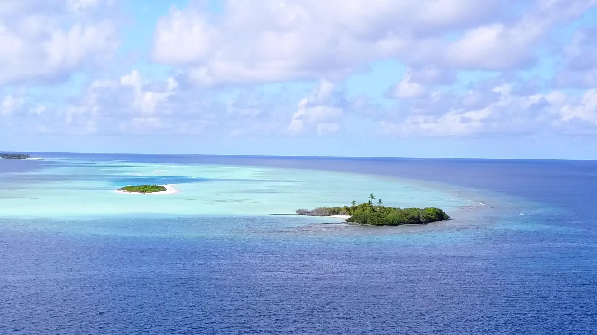 热带度假村海滩上的无人机天空干净的水蓝色沙质背景组成视频的预览图
