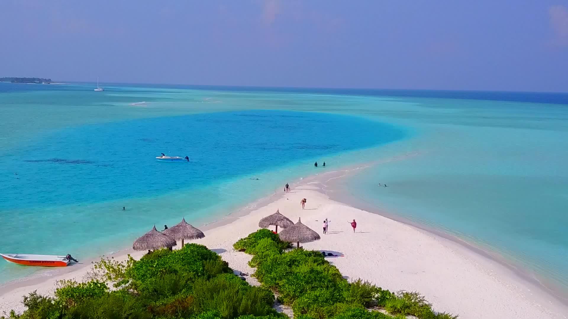 完美的环礁湖海滩通过透明的海洋和干净的沙土背景视频的预览图