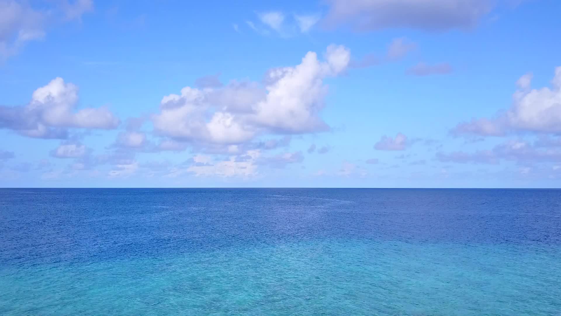 在蓝海和白沙的背景下天堂泻湖海滩度假的空中无人机性质视频的预览图