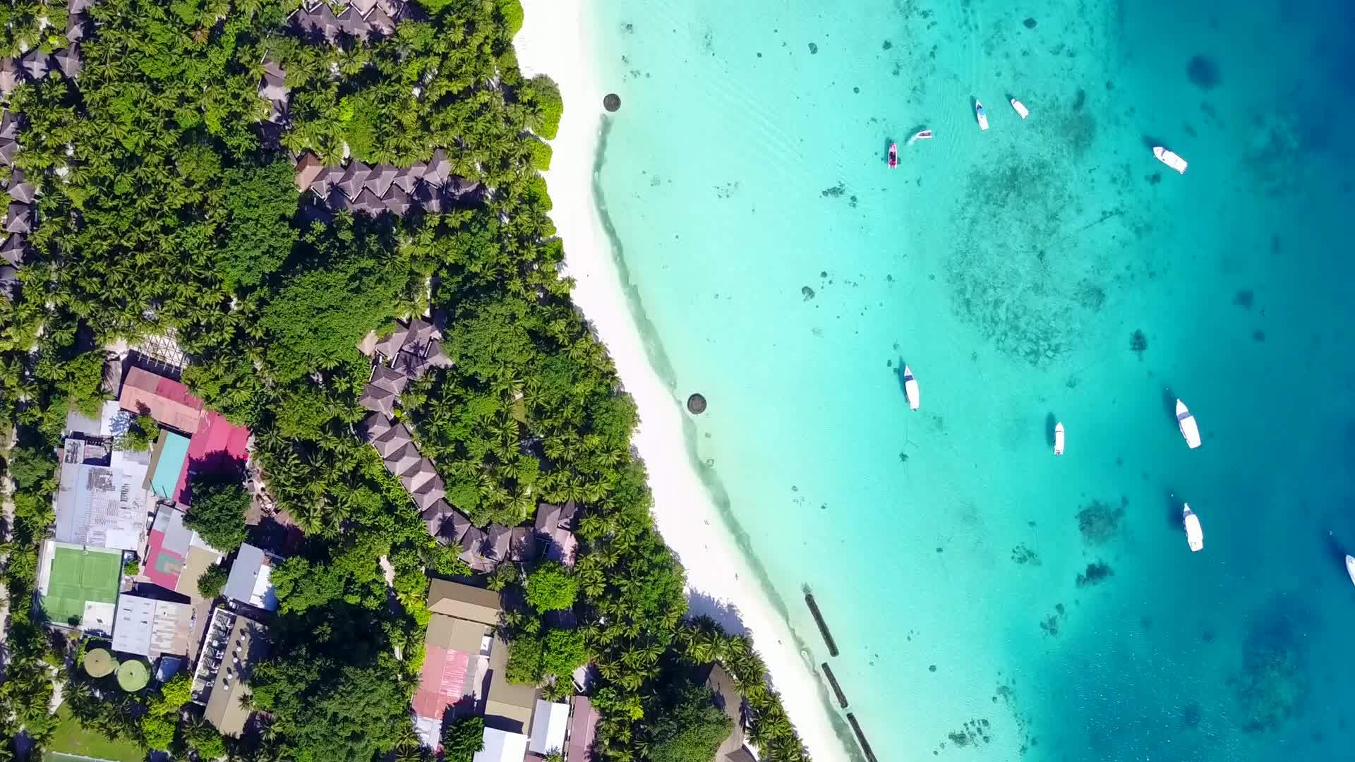完美的度假胜地海滩时间的蓝水和白沙背景视频的预览图
