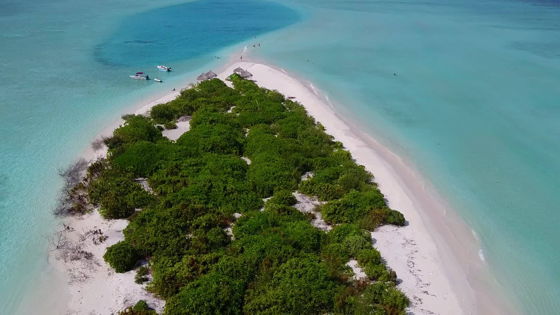 伊德林海湾海滩假日景观蓝海和白沙底背景视频的预览图