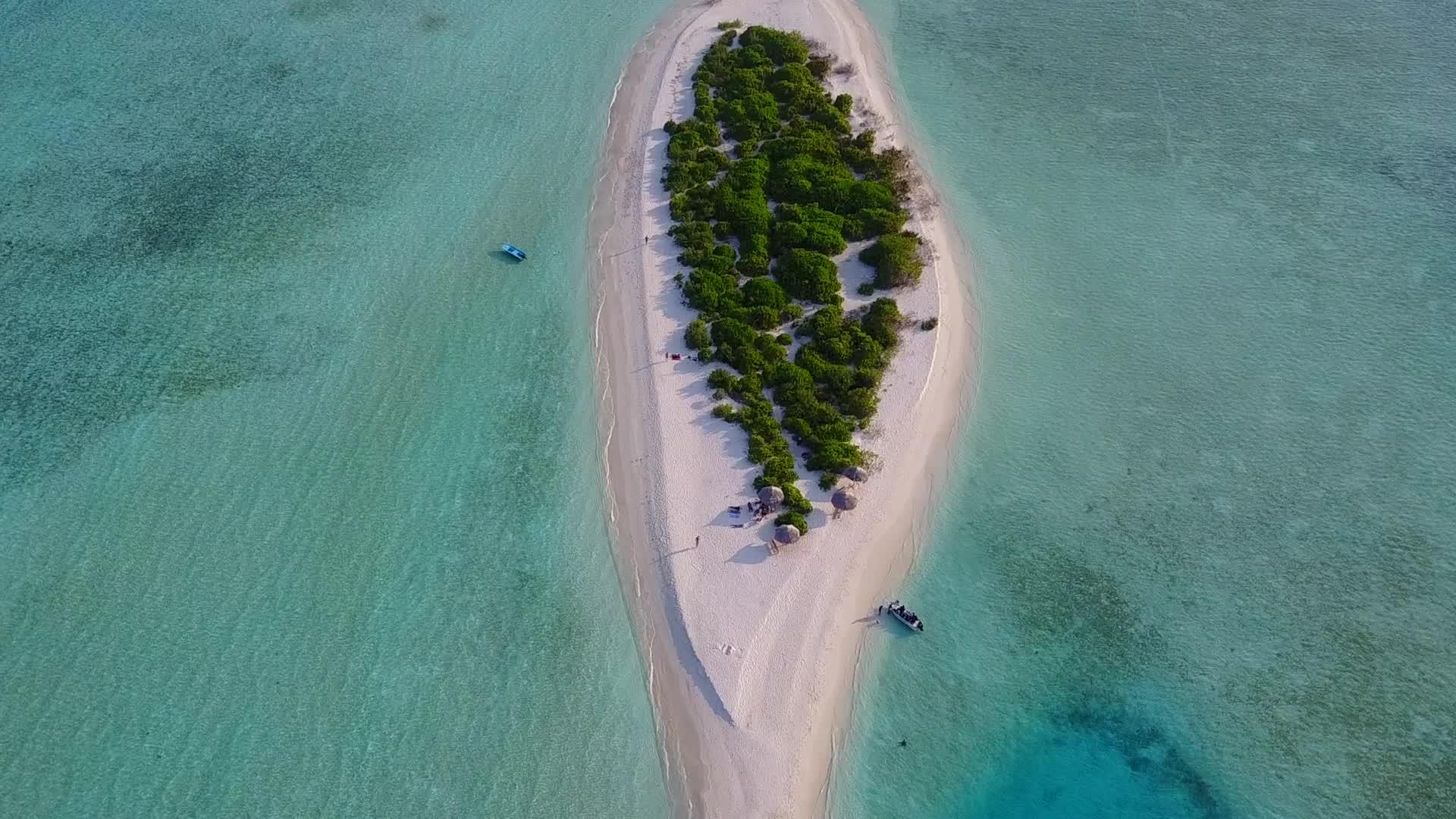 蓝海和白沙之间的蓝海环礁海滩时间完美无人驾驶视频的预览图