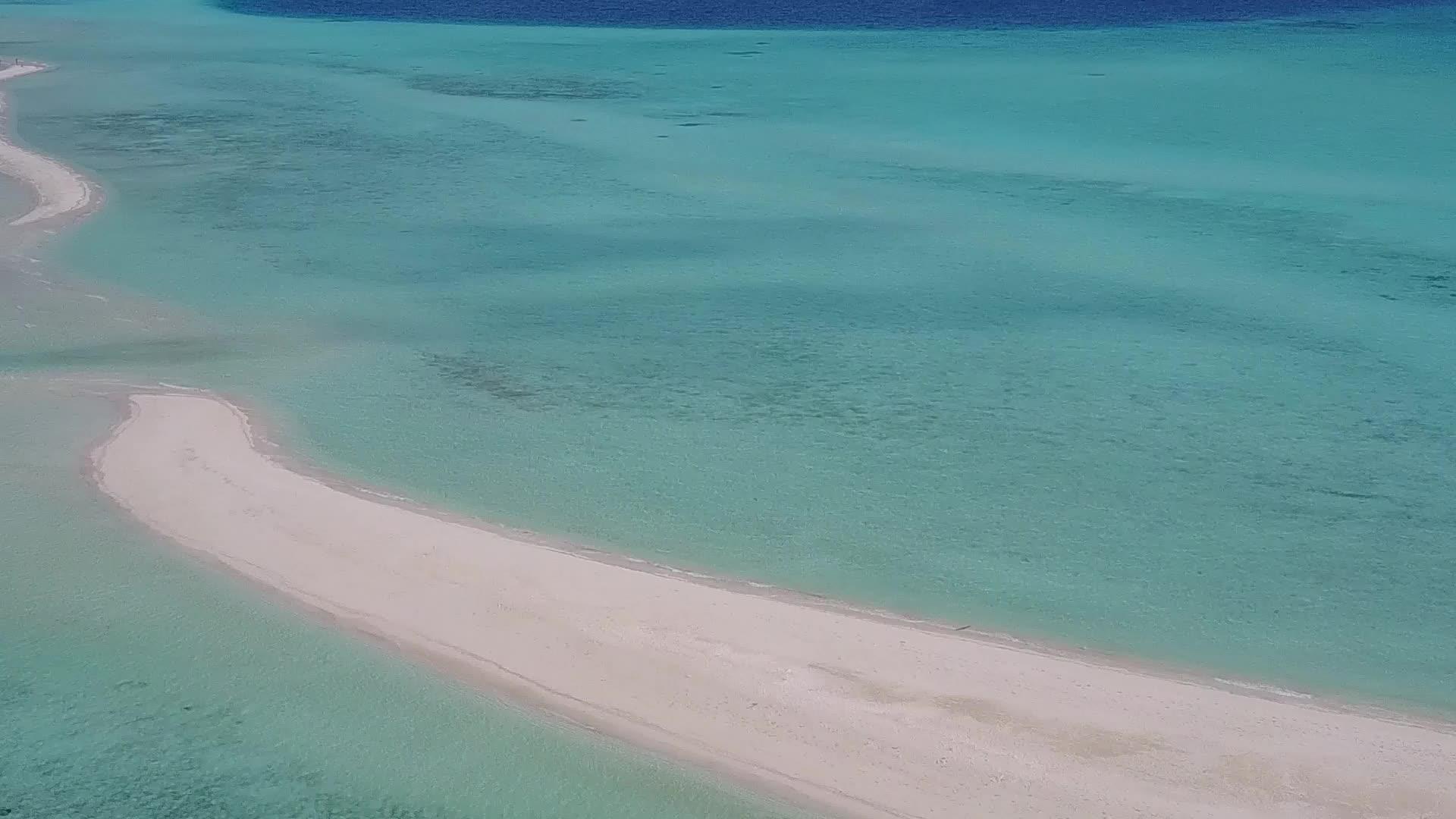 蓝水和明亮的沙子背景是完美的海岸线海滩生活方式视频的预览图