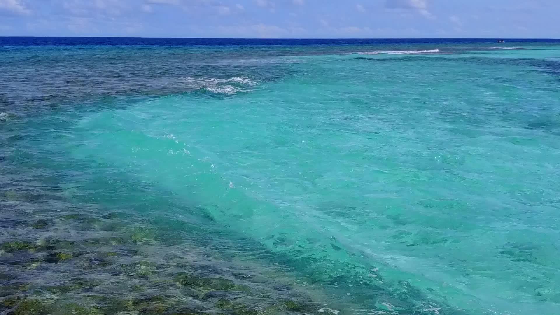 绿松石海洋和明亮的沙质背景放松了海滩时间的空气全景视频的预览图