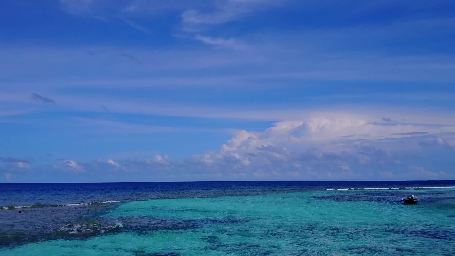 白沙背景透明海美丽旅游海滩空中海景视频的预览图