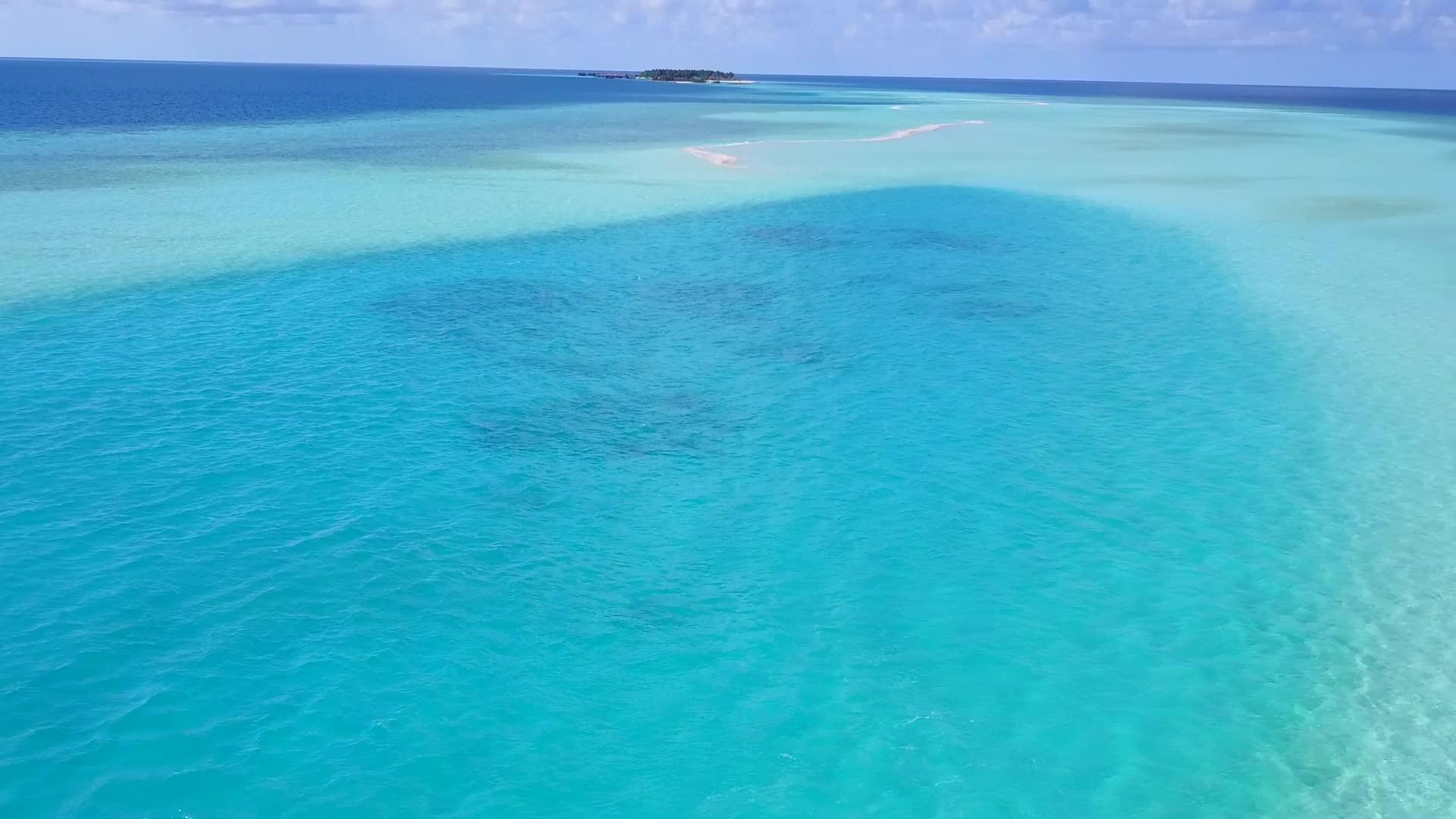 空气中的生活方式是蓝绿色的水和白色的沙沙这是一种豪华的海滩生活方式视频的预览图