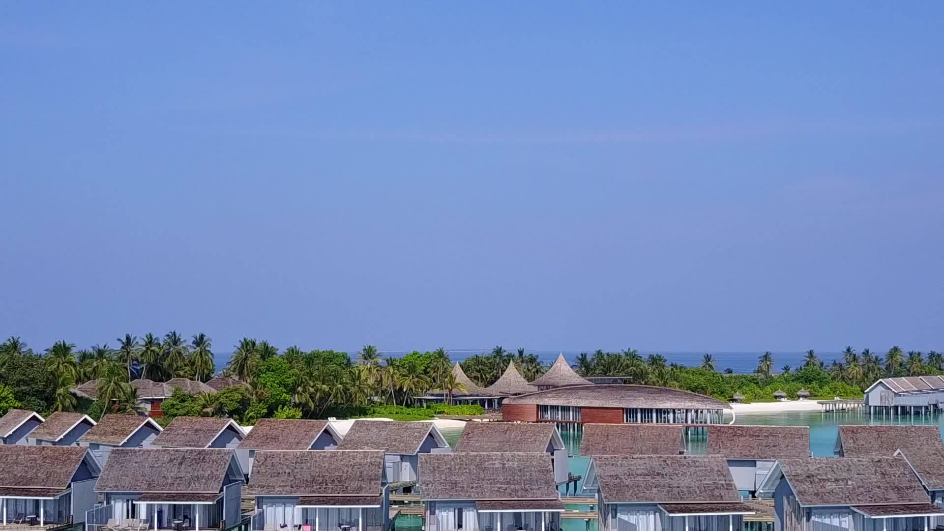 蓝色海平面以清沙为背景放松海岸海滩假日海景和空气视频的预览图