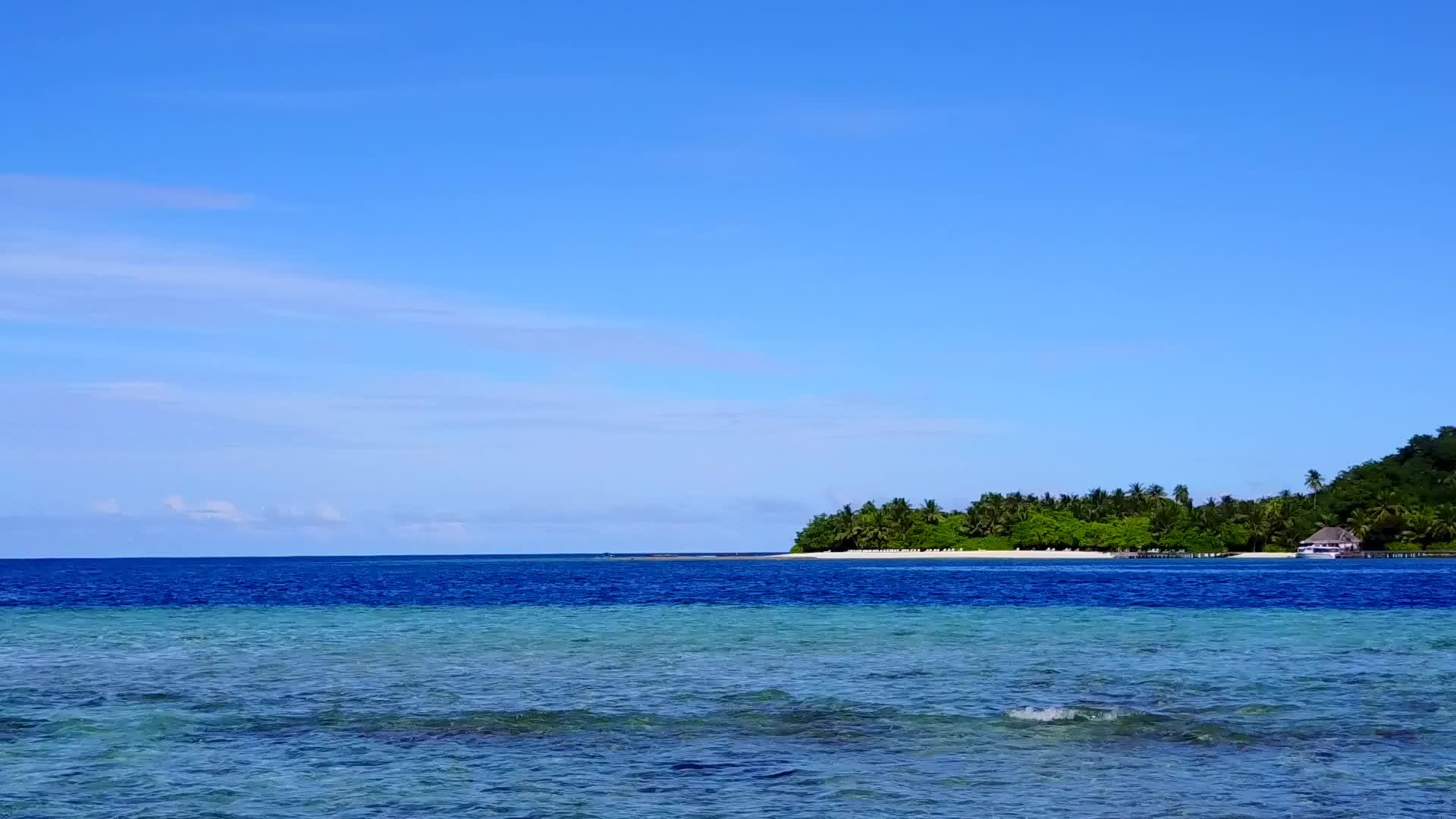 在浅环礁湖和明蓝沙的背景下无人驾驶的岛屿海滩旅行视频的预览图