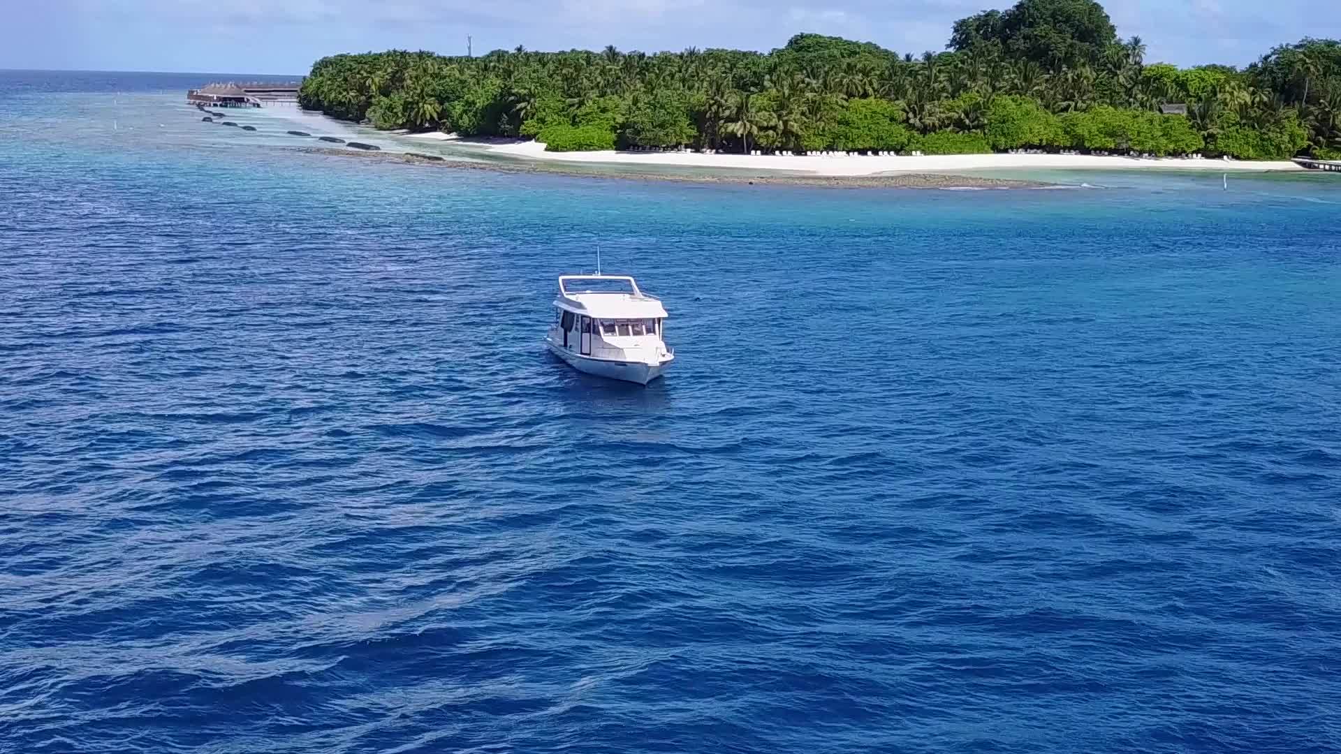 观看热带湾海滩生活方式旅游的蓝色环礁湖白色沙背景视频的预览图