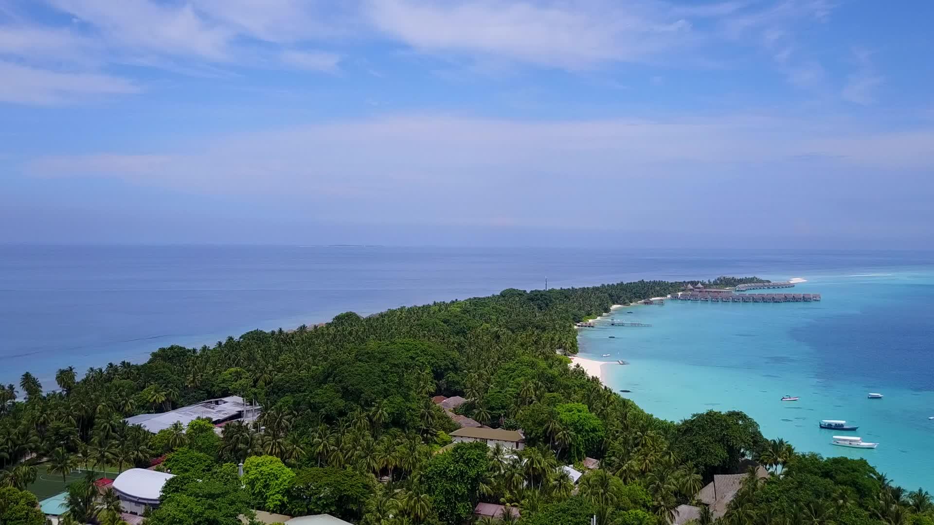 蓝色环礁湖和干净的沙地背景旅游海滩旅游天堂空空视频的预览图