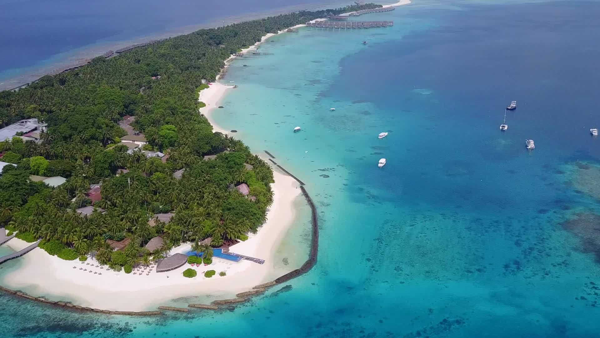蓝色的海洋和浅沙的背景放松的海滩旅行无人驾驶的空气视频的预览图