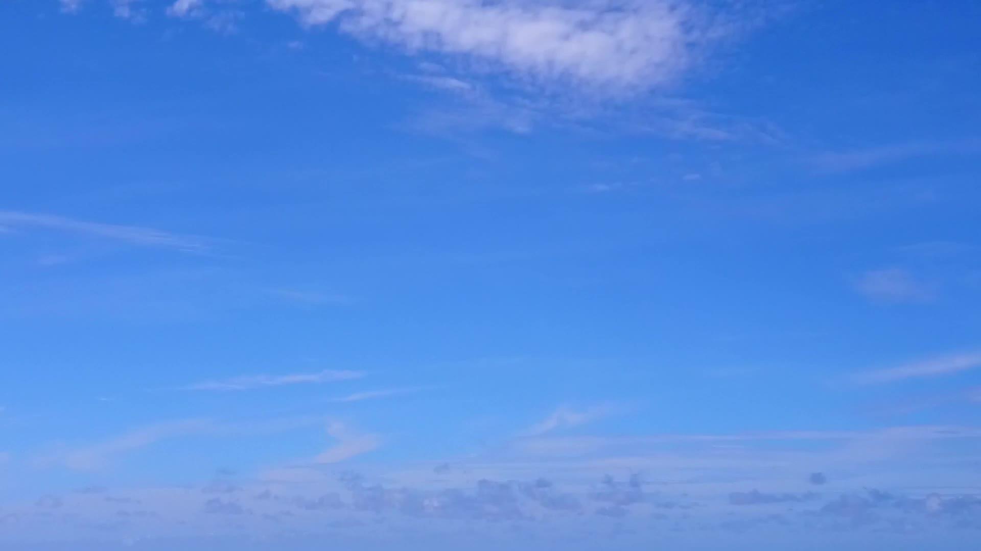 在蓝海和白沙的背景下完美的海岸线海滩生活方式无人机空中旅行视频的预览图