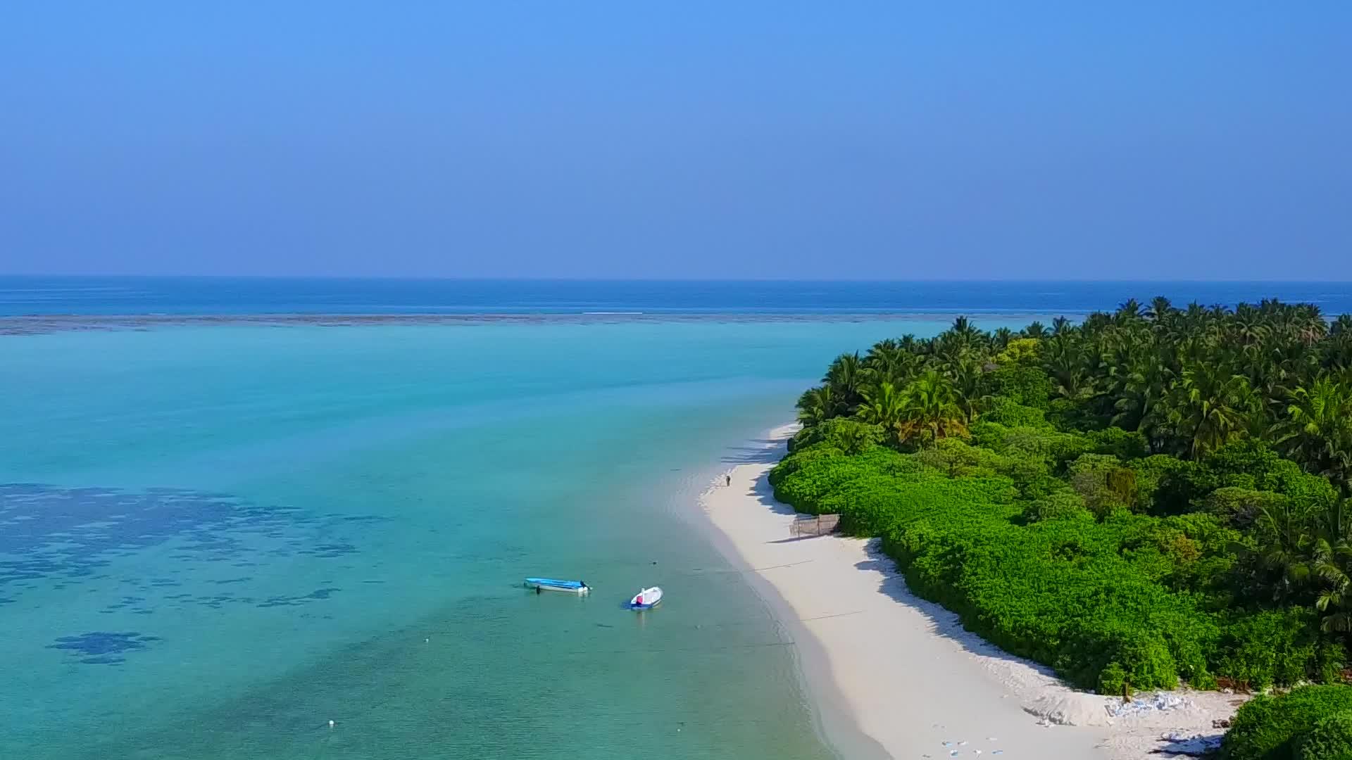 蓝色海洋和白色沙尘背景的海洋旅游海滩旅游空中无人驾驶视频的预览图