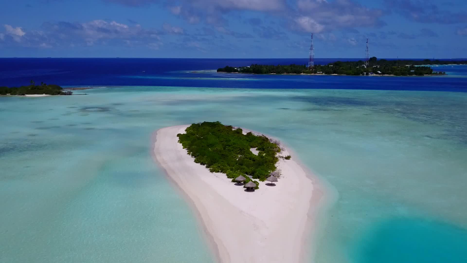 蓝色环礁湖以白色沙滩为目的地前往异国环礁海滩视频的预览图