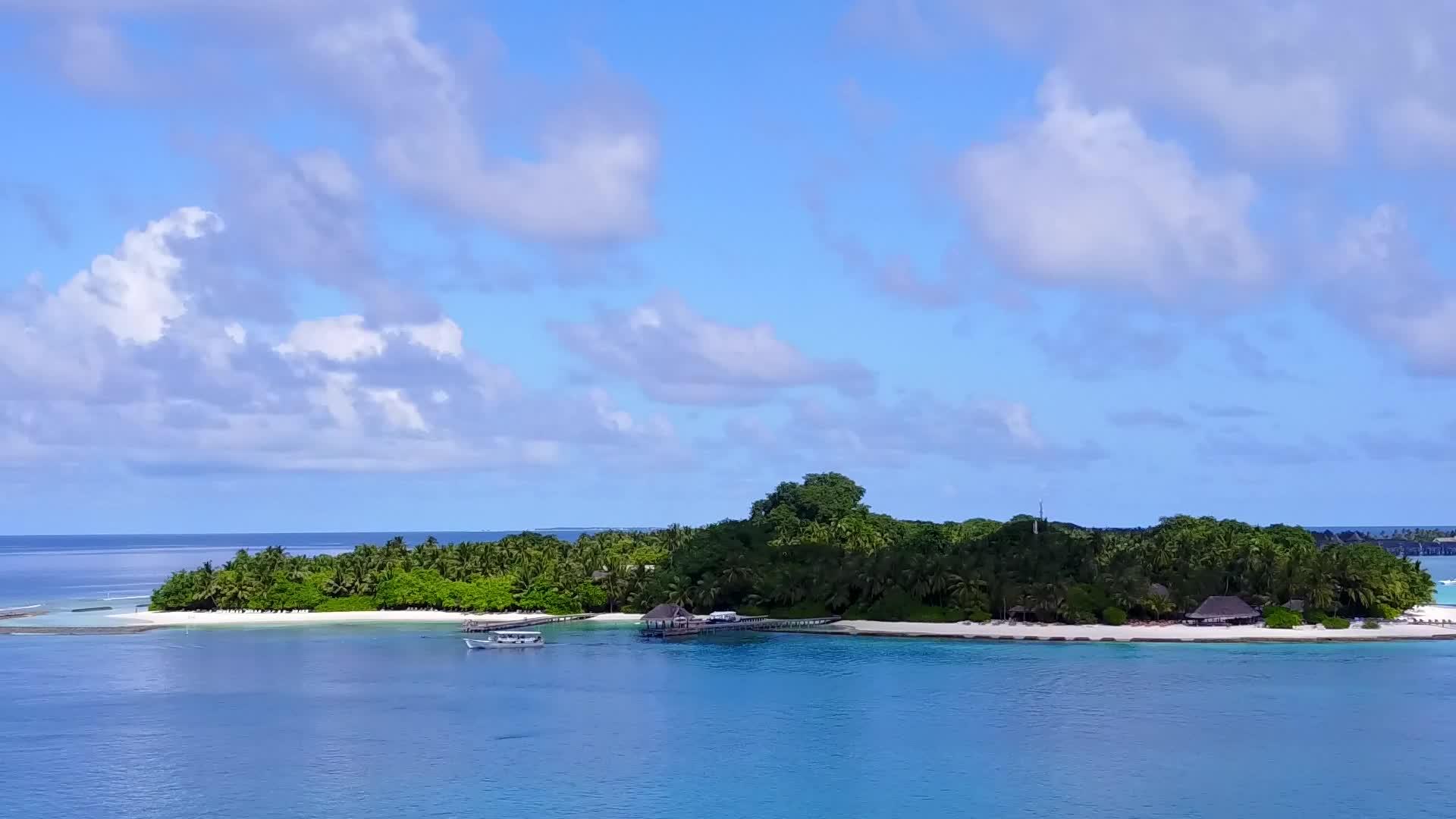 蓝环礁湖和白色海滩背景的天堂海滩生活方式视频的预览图