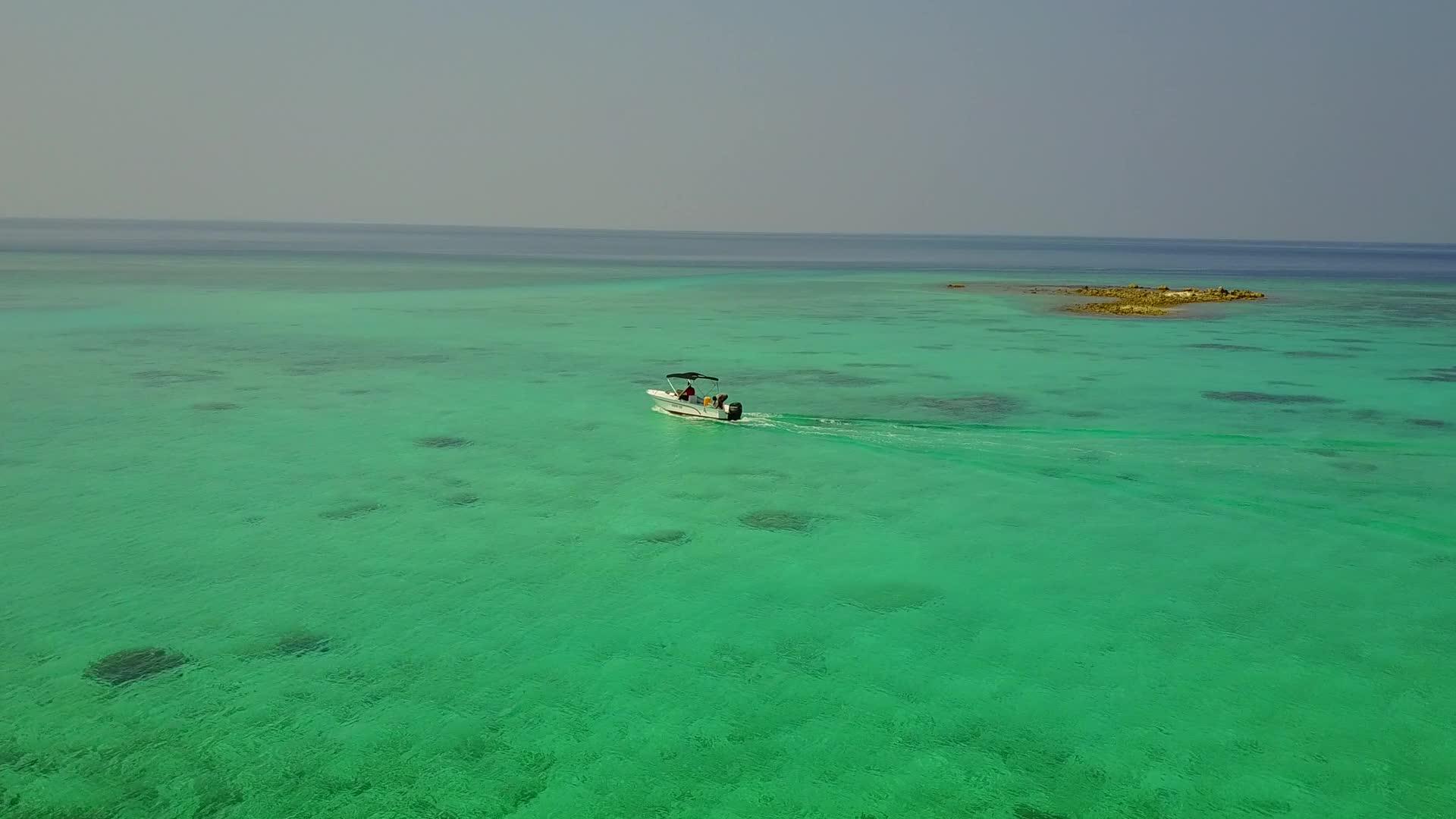 浅泻湖无人机以干净的沙质背景欣赏美丽的海滩生活视频的预览图