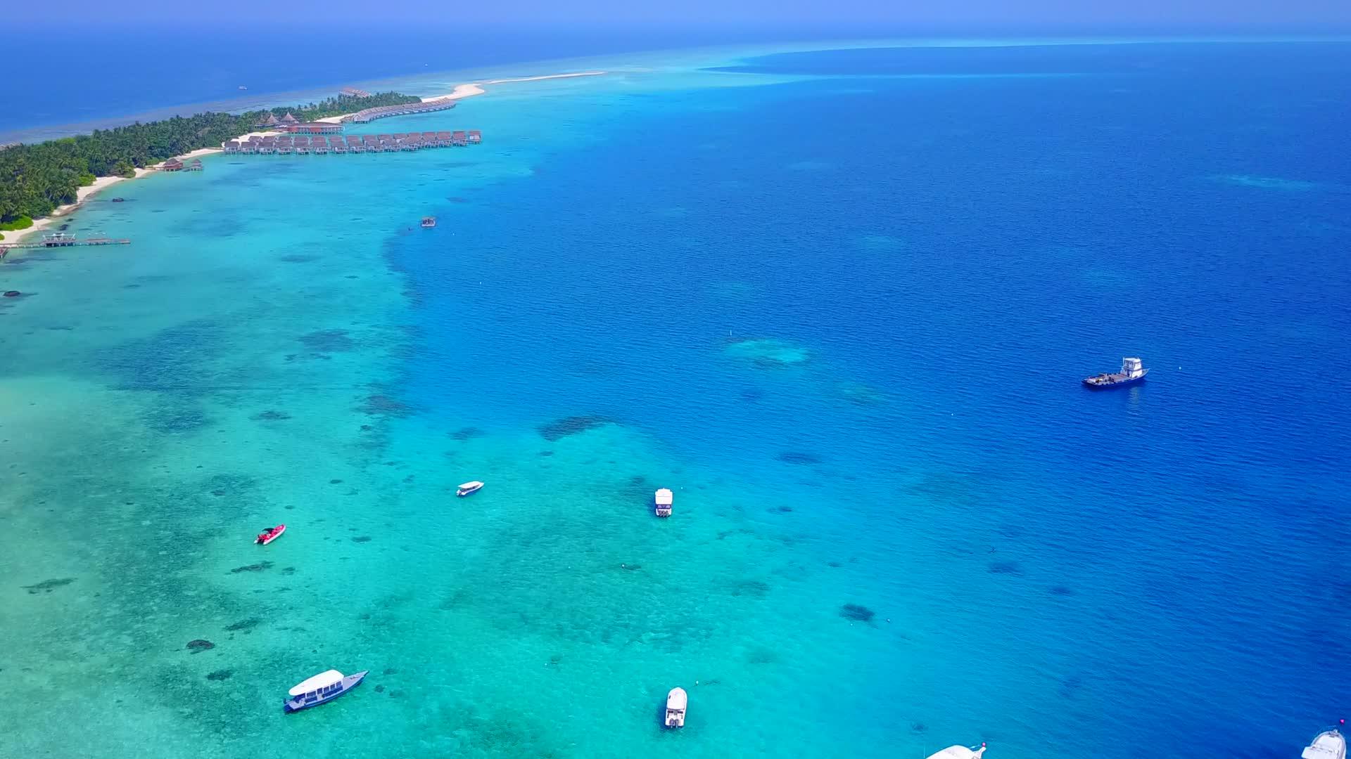 热带游客海滩时间在热带无人驾驶蓝海和白色沙底蓝海视频的预览图