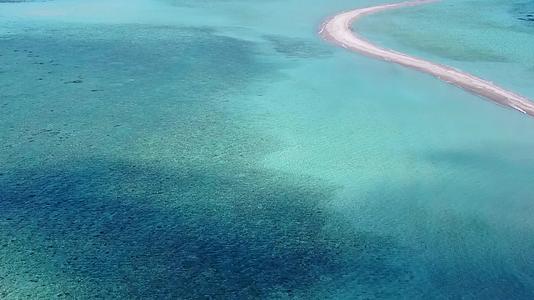 白沙背景的蓝色环礁湖在海底海滩上冒险视频的预览图