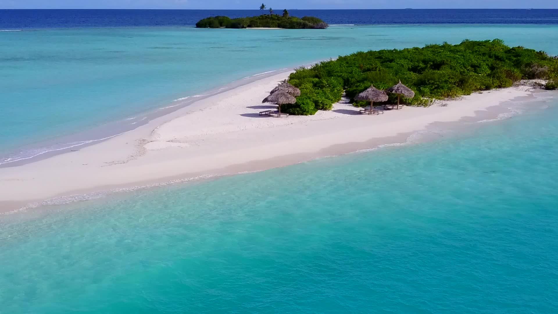 海洋度假胜地海滩冒险以透明的水和白色的沙子为主题视频的预览图