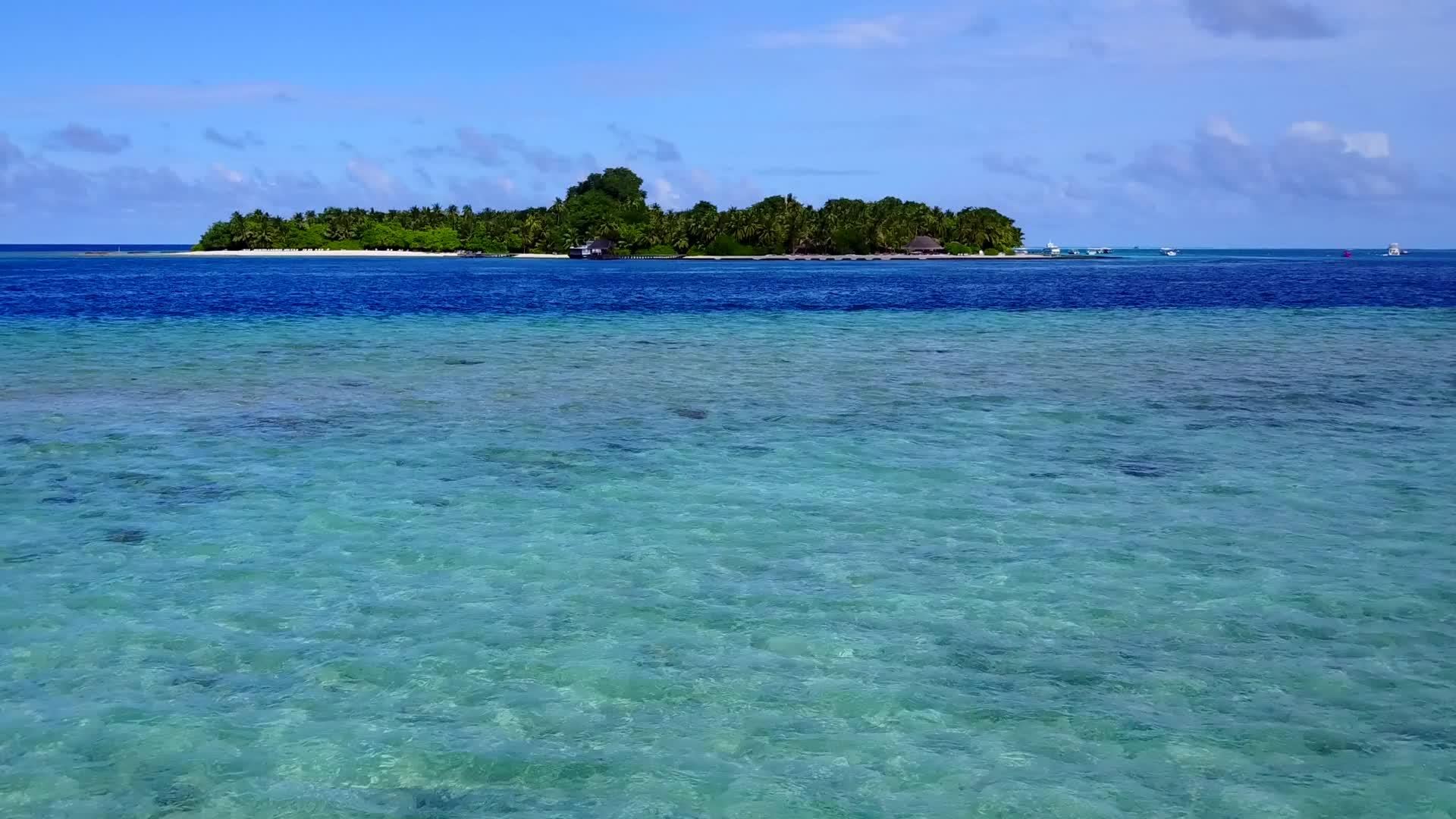 在宁静的海滩上无人驾驶背景是蓝色的海洋和干净的沙滩视频的预览图