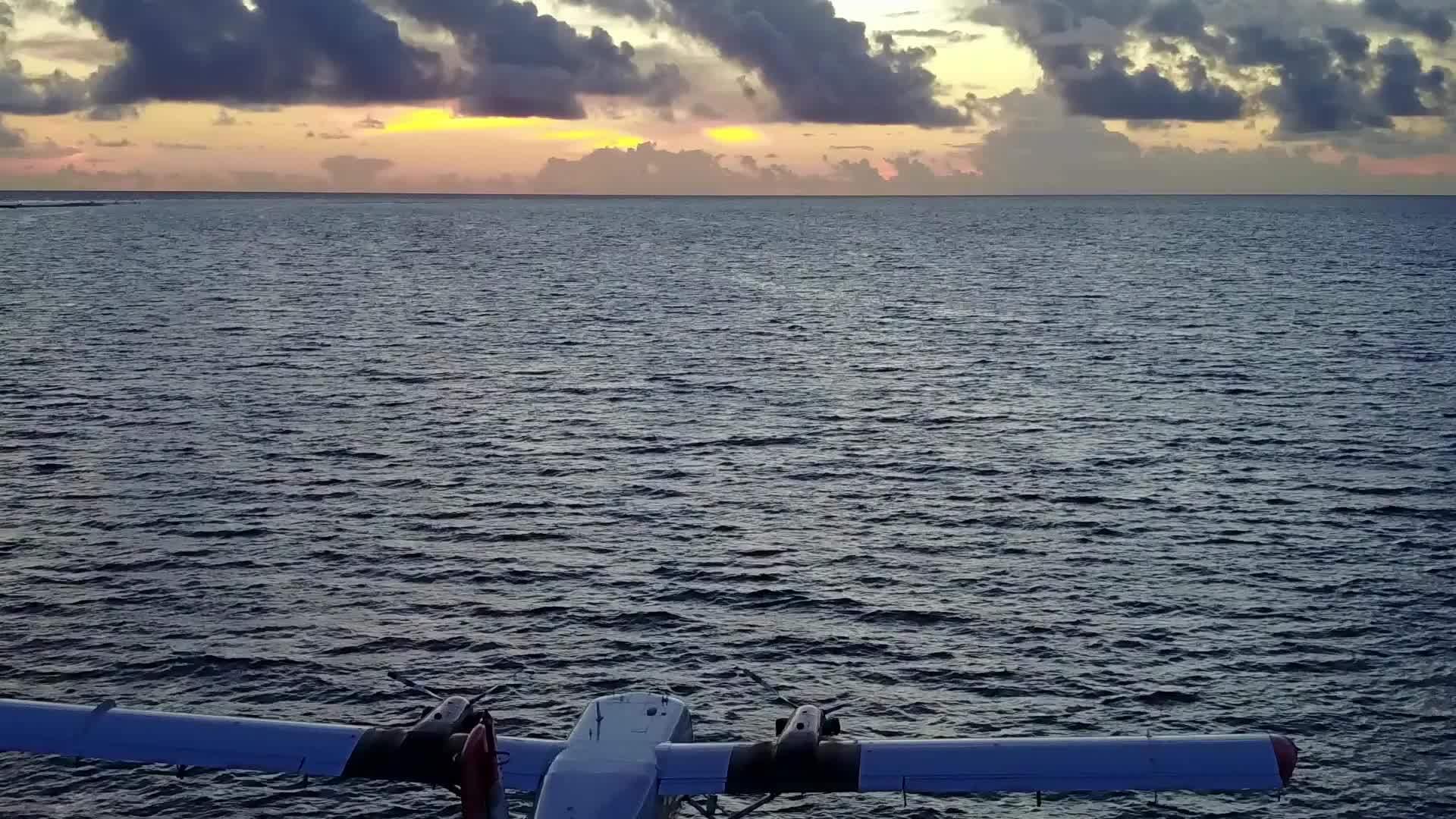 宁静的岛屿海滩度假天体以蓝海和白沙为背景无人驾驶飞机视频的预览图