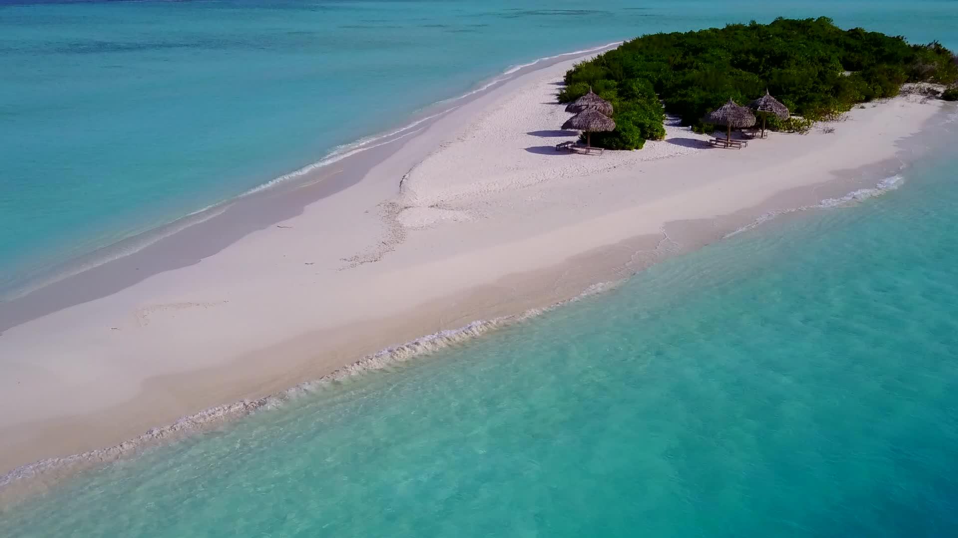 长河海滩以蓝海和白色海滩为背景抽象无人驾驶视频的预览图