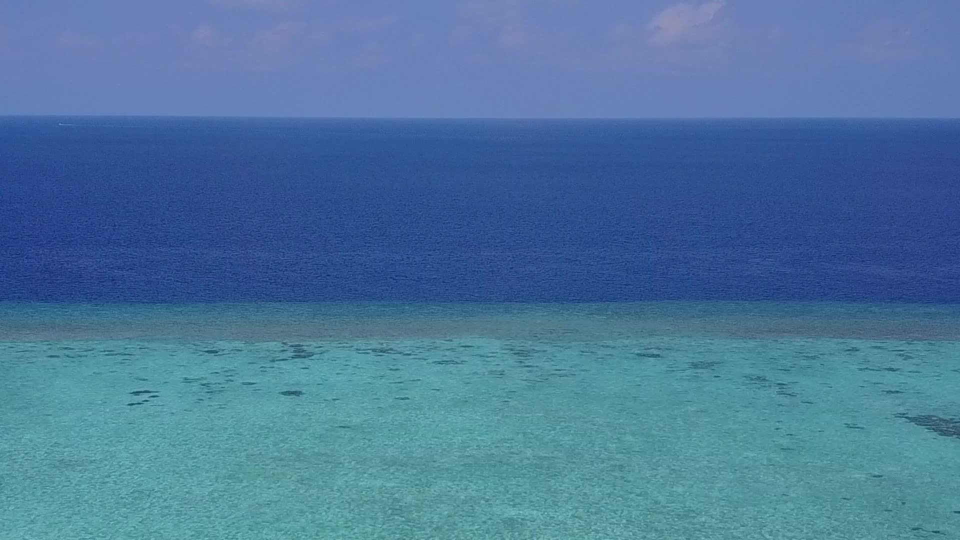 天堂湾海滩度假自然以绿水和白沙为背景视频的预览图