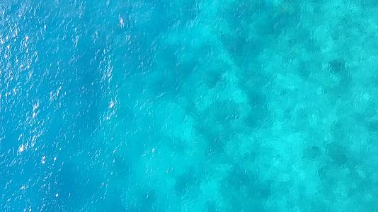 以清晰的环礁湖和白色沙尘背景在海底沿海海滩旅行视频的预览图
